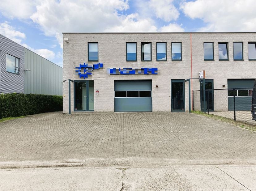 Zeer centraal gelegen KMO-unit (325m²) met een goede verbinding naar de E313 en E34. <br />
<br />
Bedrijf-handelspand bestaande uit burelen en maga