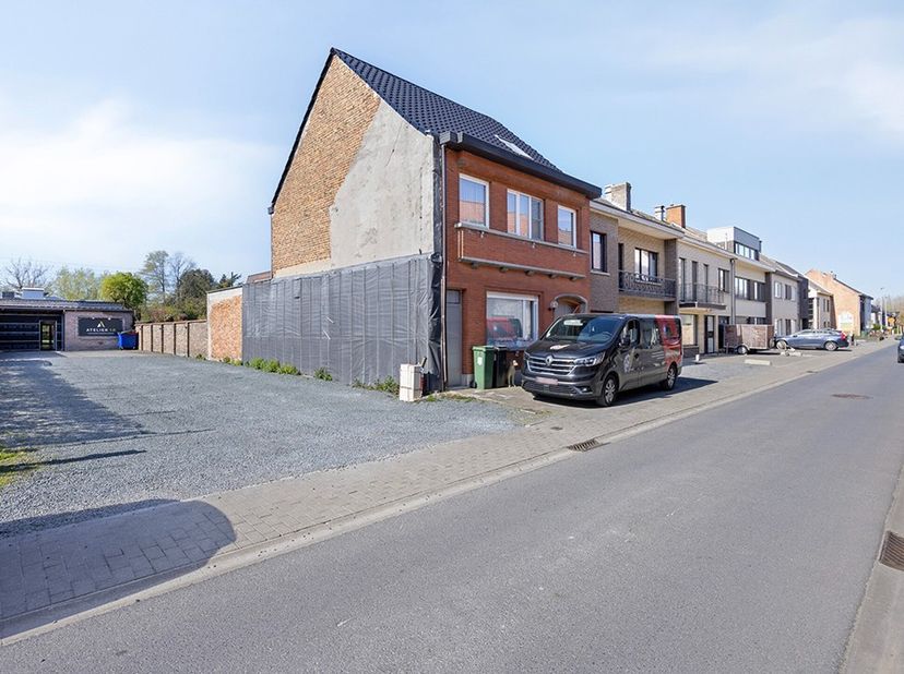 Contacteer Gille voor een bezoek: 0472 93 54 27.&amp;nbsp;Goed gelegen bouwgrond met een vergunning voor het bouwen van een ééngezinswoning. Er kan dus on
