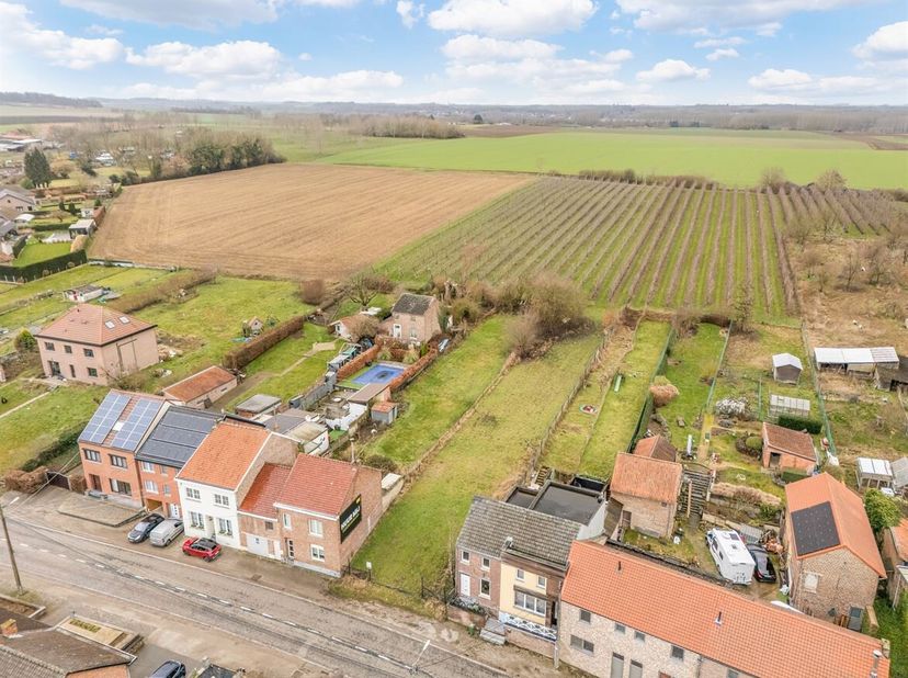 Zeldzaam perceel van 9,62are gelegen in het rustige Heers, op slechts 240m van het openbaar vervoer en binnen 5km van scholen, winkels en het centrum.