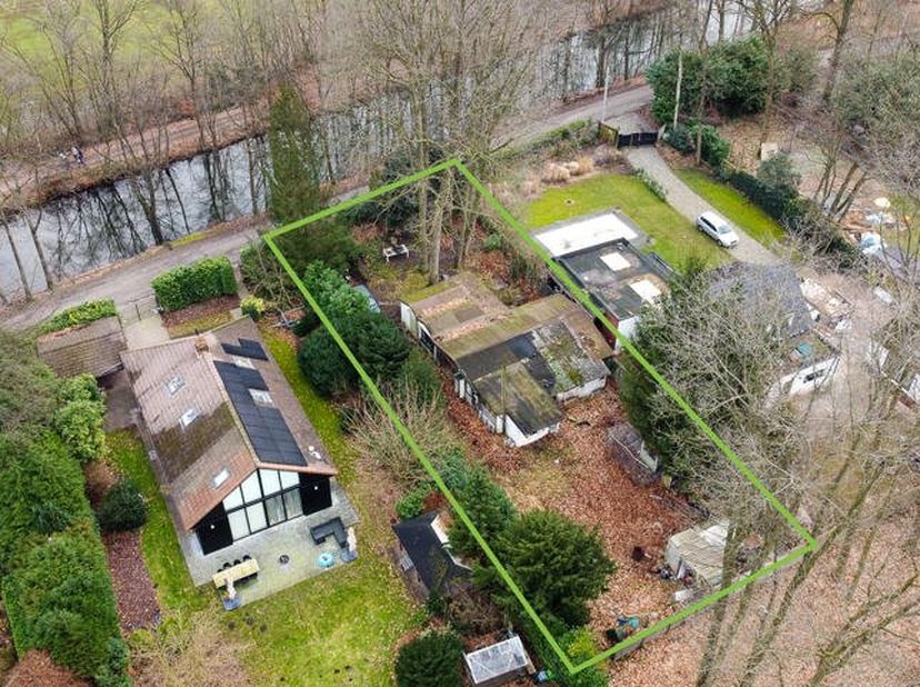 Vragen of bezoek? Contacteer Dimitry via dimitry@copandi.be of 0493 37 27 43.<br />
<br />
Dit ruime perceel van 815m² bevindt zich op wandelafstand v