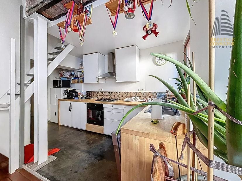TOUR&amp;TAXIS - REF: 86932591 - PRACHTIGE TRIPLEX MET 2 SLAAPKAMERS EN BINNENPLAATS - ZONDER KOSTEN!<br />
Wij bieden u deze prachtige triplex met twee s