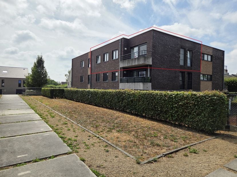 Het appartement is gelegen op de 2de verdieping, is een lichtrijk appartement en omvat een zeer ruime living met eetplaats en open keuken en een schui