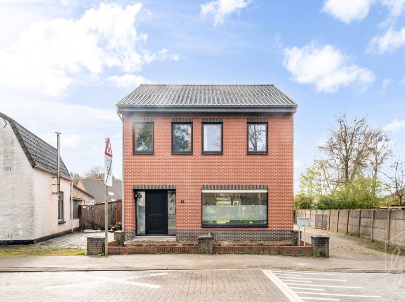 Deze charmante woning biedt een ideale combinatie van ruimte, comfort en kindvriendelijkheid. Recht tegenover de woning ligt een speelpark, waardoor k