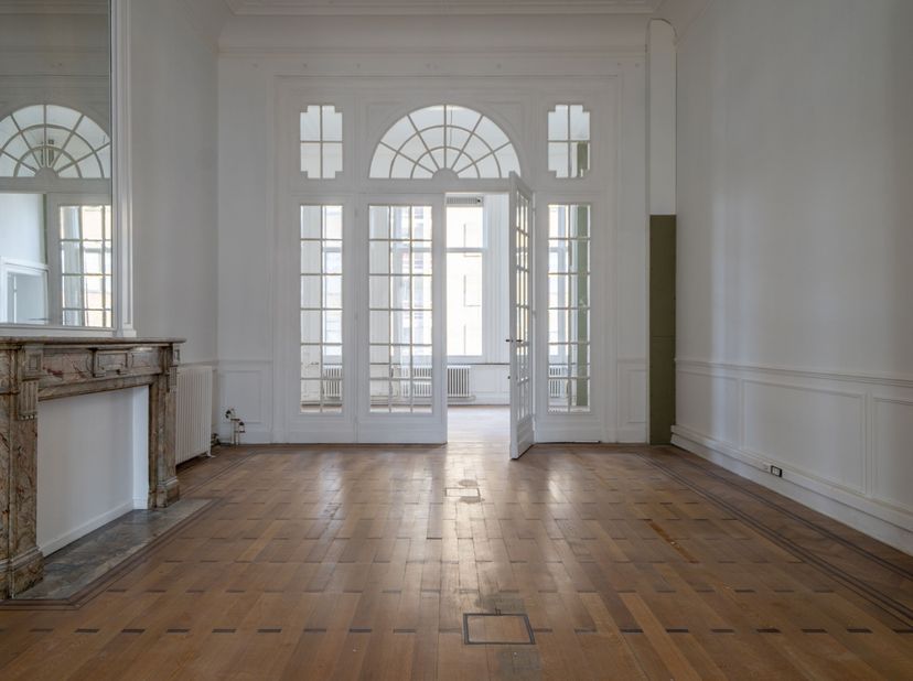 Bent u op zoek naar een uitgebreid en centraal gelegen kantoorruimte in Kortrijk? Dit karaktervolle pand van ca. 650 m², verdeeld over het gelijkvloer