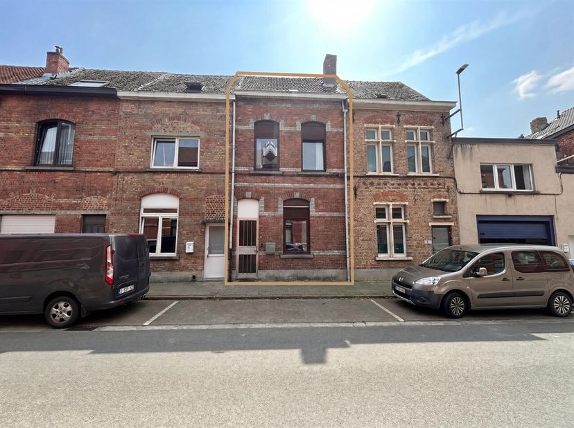Op zoek naar een woning met karakter die u volledig naar eigen smaak kunt afwerken? Dan is deze charmante burgerwoning zeker een bezoek waard!<br />
D