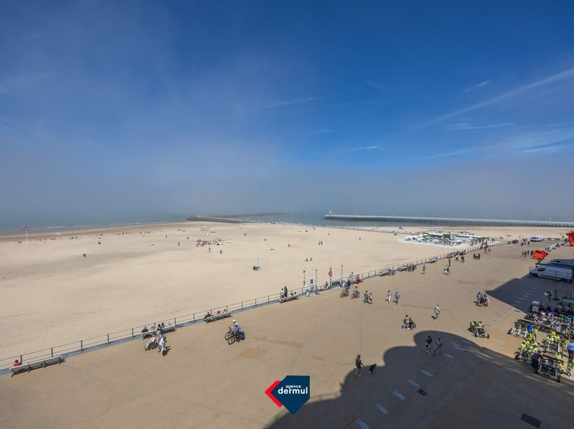 Droomt u van wonen aan zee met een adembenemend uitzicht? Dit verzorgde en volledig gemeubelde appartement met twee slaapkamers bevindt zich op de vie