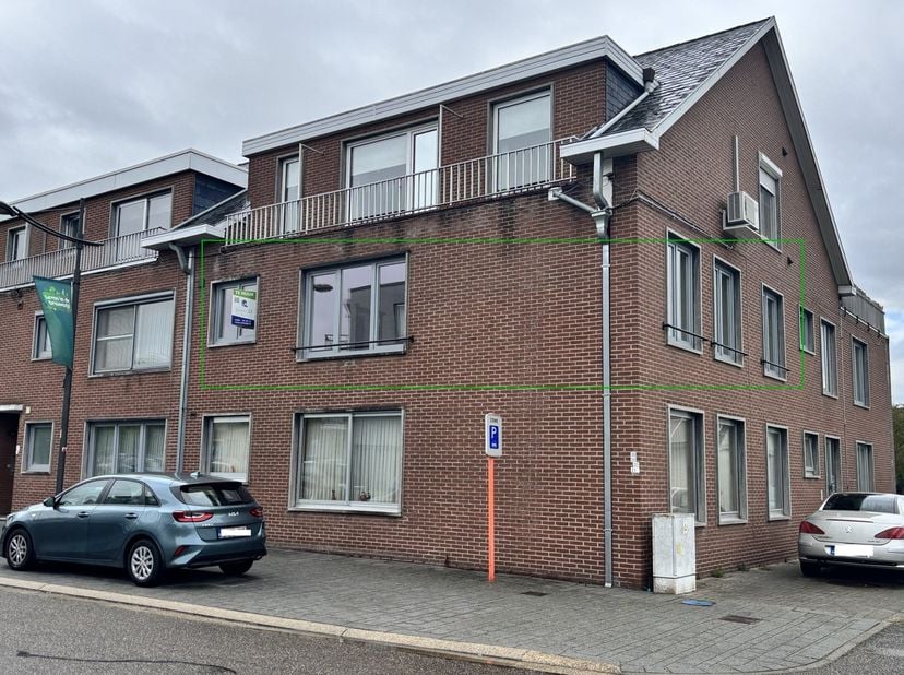 ALGEMEEN:<br />
Gerenoveerd appartement met 2 slaapkamers en garage.&amp;nbsp;&amp;nbsp;<br />
<br />
INDELING: Verdieping 1 (geen lift!): inkomhal, badkamer,