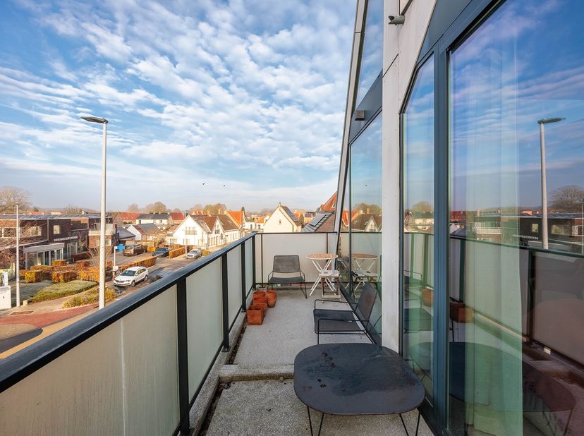 Ontdek dit recent (2012) en lichtrijk duplexappartement gelegen op een centrale ligging in Sijsele. Het appartement combineert ruimte, comfort en hoog