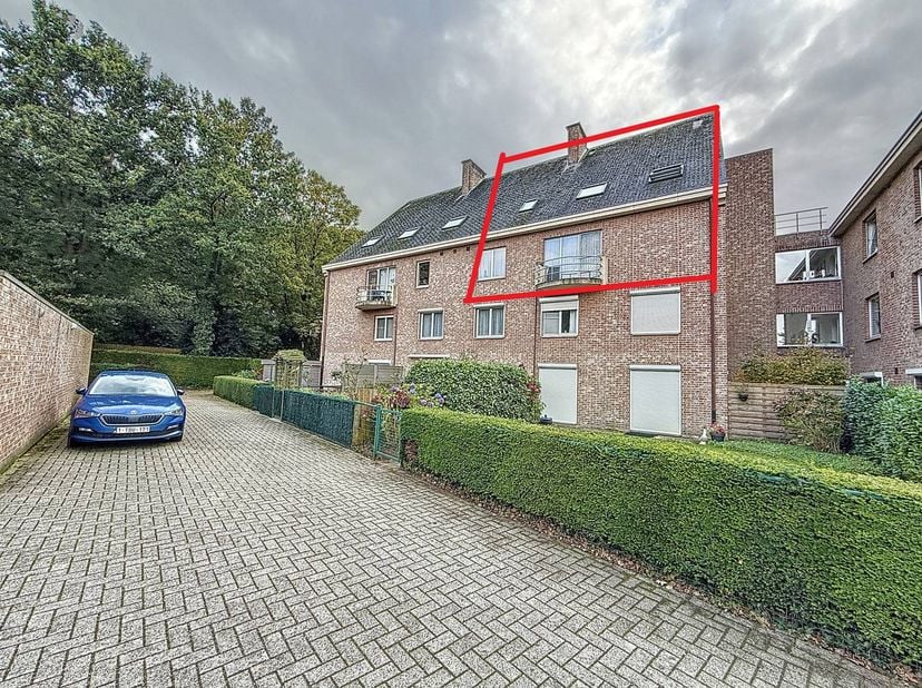 Ce penthouse est situé à l'arrière du bâtiment et est accessible par ascenseur. Il s'agit d'un appartement en duplex situé aux 2ème et 3ème étages du