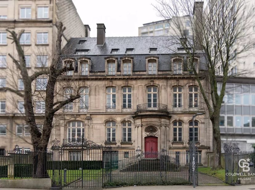 Een opmerkelijk herenhuis in Beaux-Artsstijl, gebouwd in 1916 voor de familie Vaxelaire en uitgebreid in 1928, vormt het Hôtel Vaxelaire een uitzonder