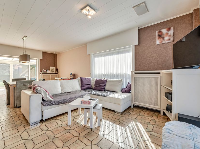 Charmante bungalow op ruim perceel te koop in Wevelgem<br />
Je betreedt de woning via de inkomhal met gastentoilet. Vervolgens kom je in de gezellige