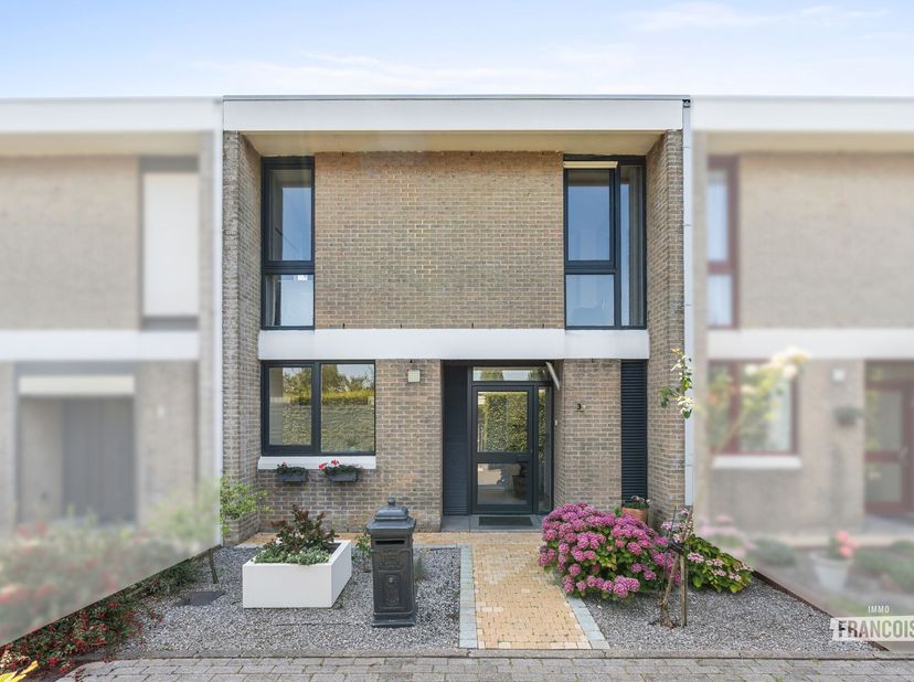 In het Hengelpad 3 te Oostende bevindt zich deze gezellige en instapklare rijwoning, gelegen in het geliefde en autoluwe paden van Stene. De woning we