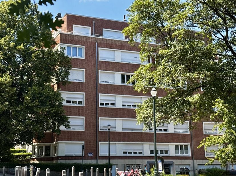 Tussen de vijvers van Elsene en de abdij van La Cambre biedt Barnes exclusief dit uitzonderlijke penthouse aan.<br />
Een zeldzaam potentieel en spect