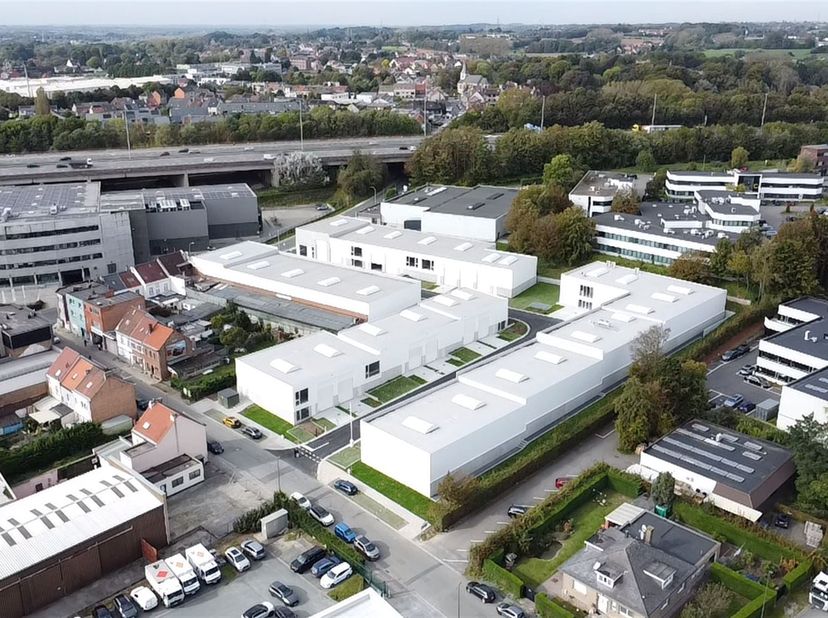 Immo Leolux propose à la location 25 hangars nouvellement construits (casco livré) à Groot-Bijgaarden.<br />
<br />
Les hangars sont disponibles en