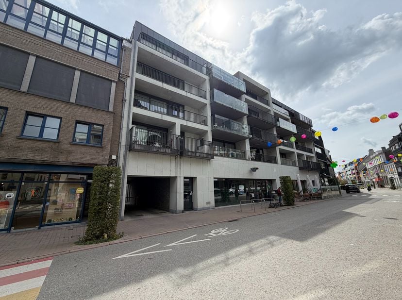 In het centrum van Deinze, op wandelafstand van de markt, winkels en openbaar vervoer,&amp;nbsp;vinden we dit recent instapklaar appartement.<br />
<br />