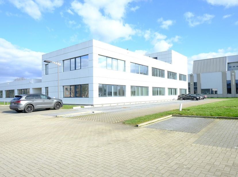Gelegen op industriepark Ekkelgarden in Hasselt.  Gelegen  vlak bij de autosnelweg en op 2.5 km afstand van het station van Hasselt.<br />
<br />
Mode