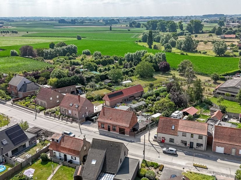 Welkom in de Amersveldestraat 235, waar deze woning tal van mogelijkheden biedt voor wie op zoek is naar ruimte, rust en een prachtige buitenomgeving.
