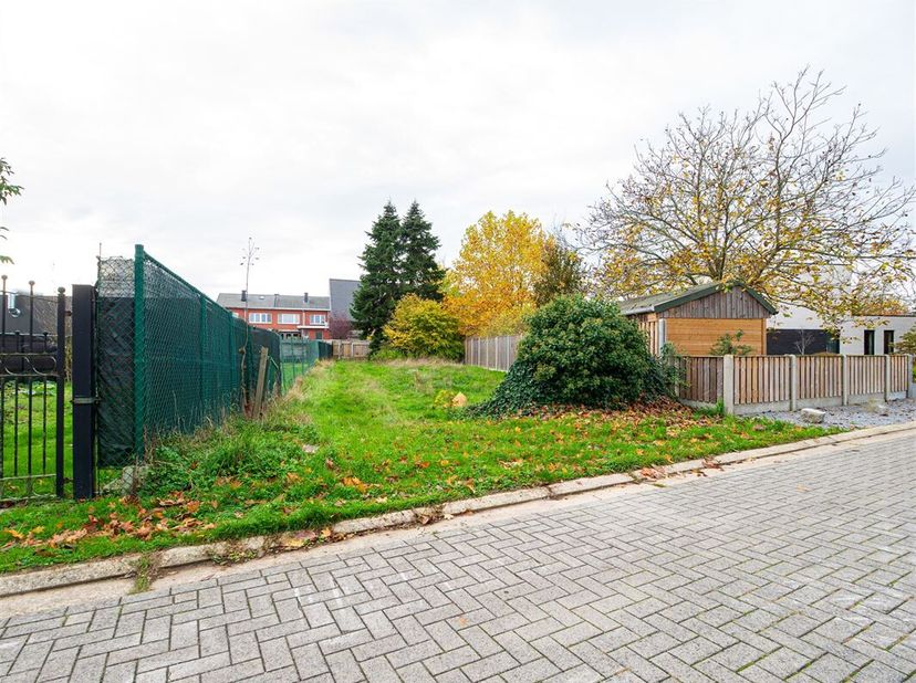 Centraal gelegen bouwgrond voor halfopen bebouwing in de rustige Bolderweg, Opitter (Bree)!<br />
Een unieke kans om uw droomwoning te realiseren op d
