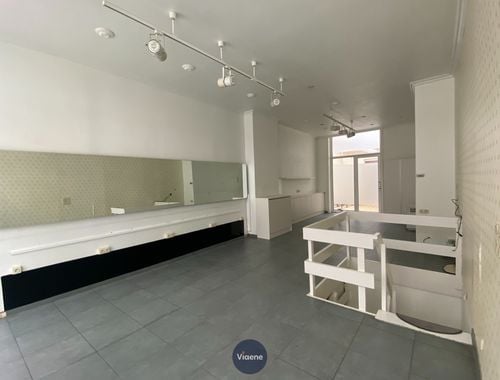                                         Handelsgelijkvloers te huur in Oostende, € 1.500
