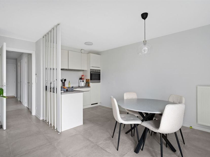 Het energiezuinig appartement is ideaal gelegen in een rustige, toch centrale wijk van Sint-Niklaas, met vlotte toegang tot het stadscentrum en de bel