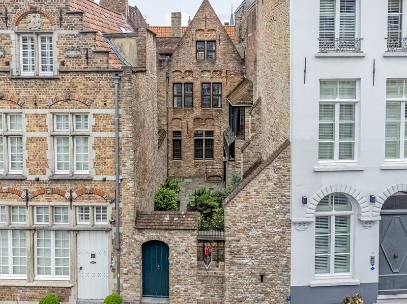 Het herenhuis<br />
Deze magnifieke gotische herenwoonst met één van de twee originele houten gevels van Brugge, gebouwd in 1550, biedt een unieke kan