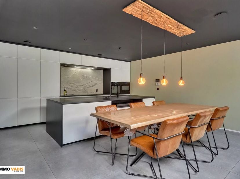 Gelegen in het rustige en landelijke Vliermaalroot bevindt zich deze moderne, gesloten bebouwing die luxe, ruimte, comfort en energiezuinigheid moeite