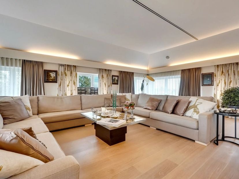 In het historisch centrum van Tongeren, op slechts 200 meter van de Grote Markt, bieden wij dit uitzonderlijk penthouse in een rustige residentie te k