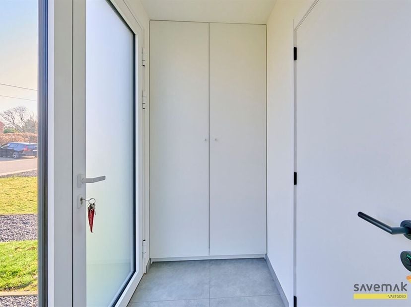 Cette nouvelle construction accueillante est une maison familiale idéale.<br />
Au rez-de-chaussée, on trouve un espace de vie ouvert et un débarras.