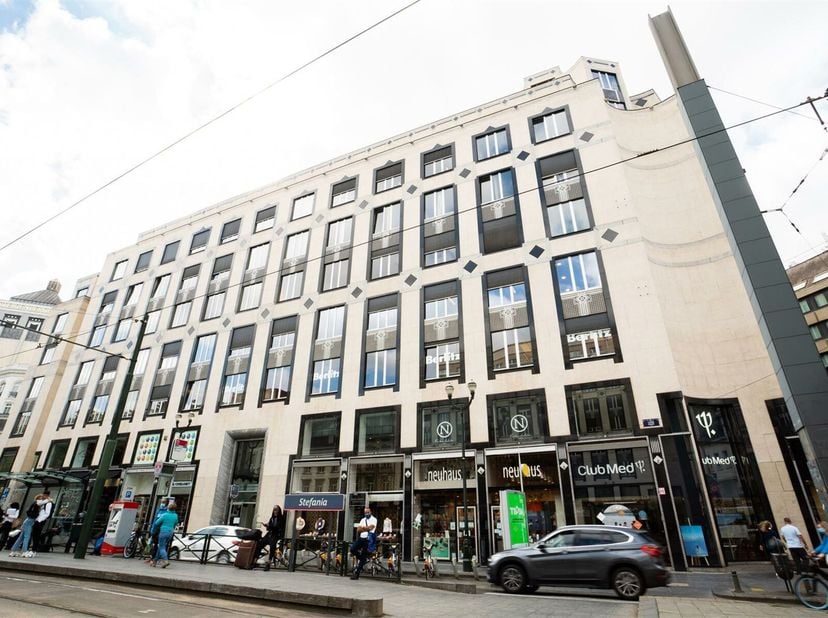Productieve werkplek voor drie waarbij voor alles is gezorgd.Geef uw bedrijf een professionele thuisbasis in het prestigieuze Louise Centre-gebouw. He