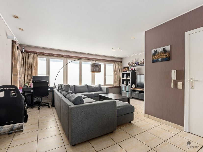 Appartement de plain-pied prêt à emménager et économe en énergie, comprenant 3 chambres, 2 garages et un jardin ensoleillé à Hoevenen<br />
<br />
<
