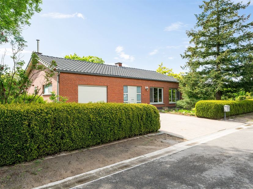 Deze zeer goed onderhouden, gelijkvloerse woning bevindt zich op het uiteinde van een doodlopende straat in de Olmenlaan te Bonheiden, op wandelafstan