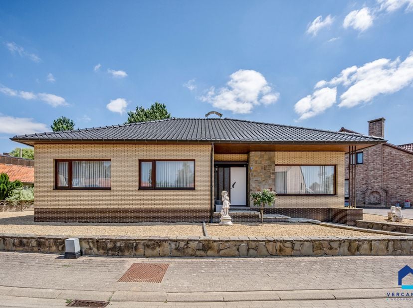 Bent u op zoek naar een goed onderhouden vrijstaande woning met 3 slaapkamers, gelegen in een groene en rustige omgeving? Dan is deze woning precies w