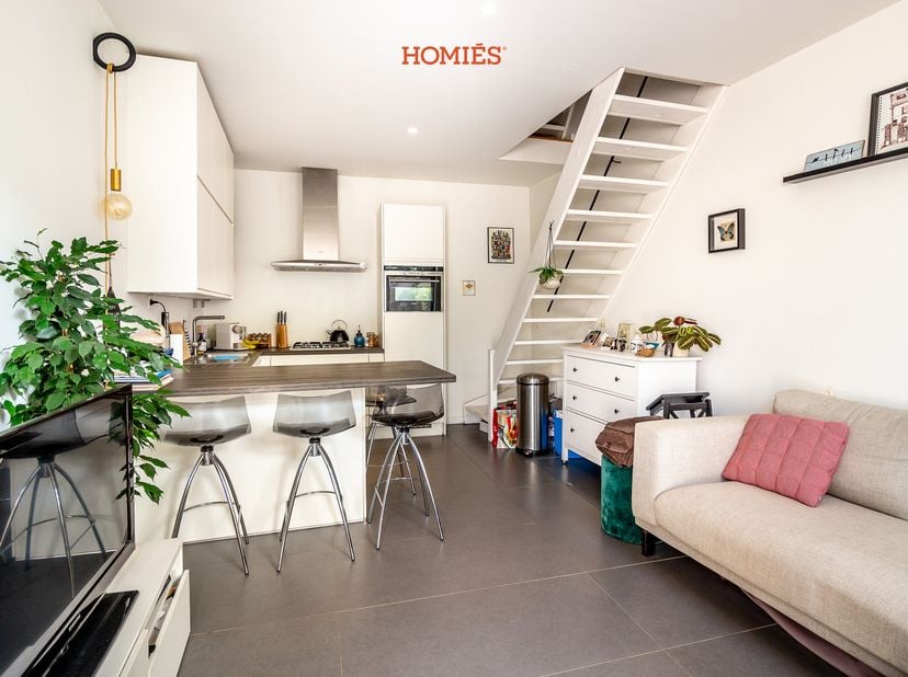 In het nieuwe kwartier, één van de gezelligste buurten in Leuven, presenteren wij u dit pico bello afgewerkte huisje. De moderne binnenkant en lage EP