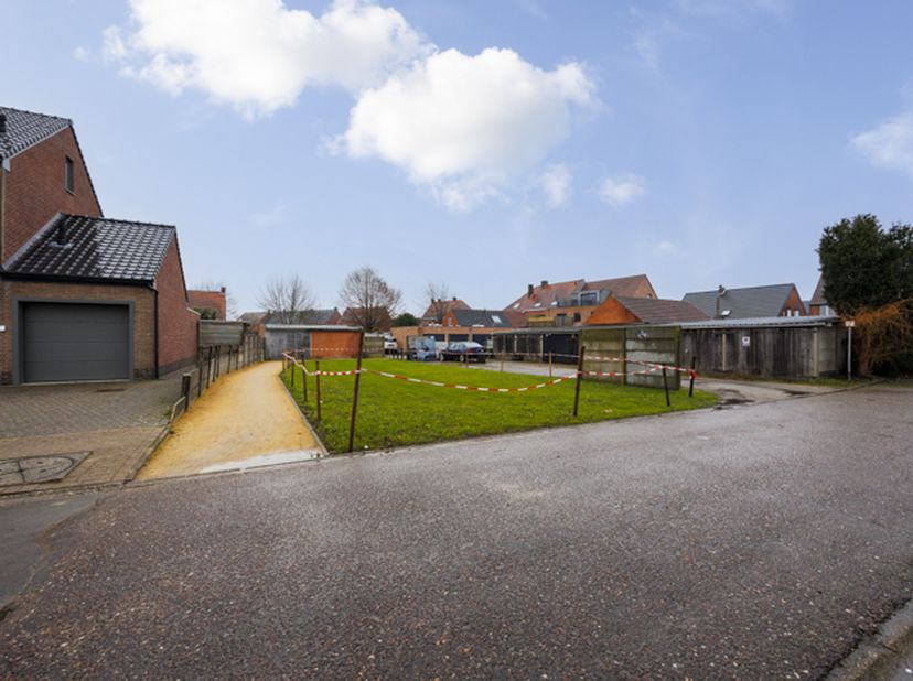 PERCEEL BOUWGROND VOOR HALFOPEN BEBOUWING - <br />
<br />
Rustig gelegen.<br />
In een kindvriendelijk woonwijk.<br />
Voorwaarde inzake bouwverplicht