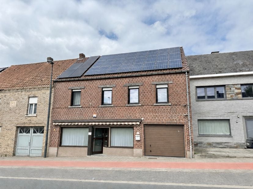 De woning heeft op het gelijkvloers een winkelruimte, werkplaats, ruime lichtrijke living, ingerichte keuken en badkamer met douche, lavabo en toilet.