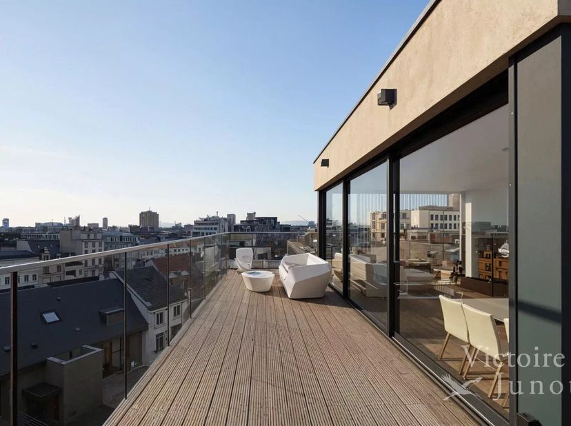 Gelegen in het hart van de meest trendy wijk van de hoofdstad bevindt dit uitzonderlijke penthouse van 150 m² (EPC/PEB) zich op de 5de en hoogste verd
