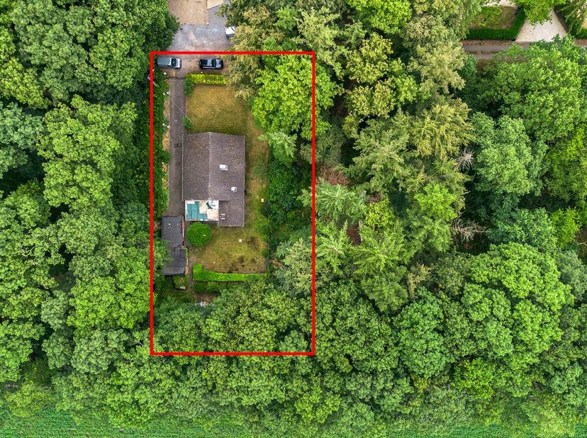 La maison est située dans une impasse très calme, dans un cadre exceptionnel au cœur de la verdure. Vous y profiterez d'un maximum de tranquillité et