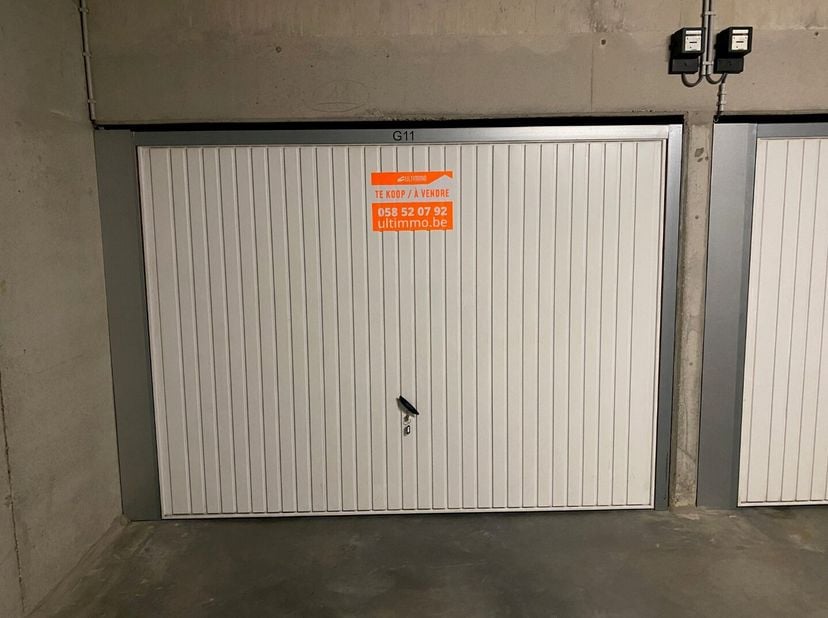 Ce garage spacieux est situé à 250 m de la digue à Koksijde et offre suffisamment d'espace pour un véhicule de taille moyenne. À ce garage, il est éga