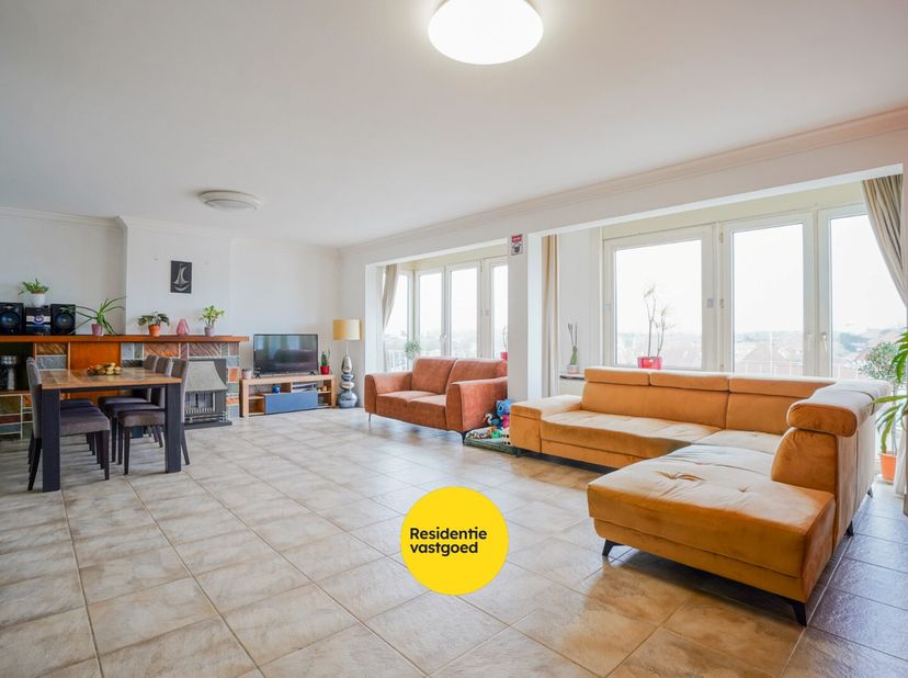 Op een uitstekende ligging langs de Koninklijke Baan, op wandelafstand van zee en het centrum van Koksijde-Bad, bevindt zich dit ruime appartement op