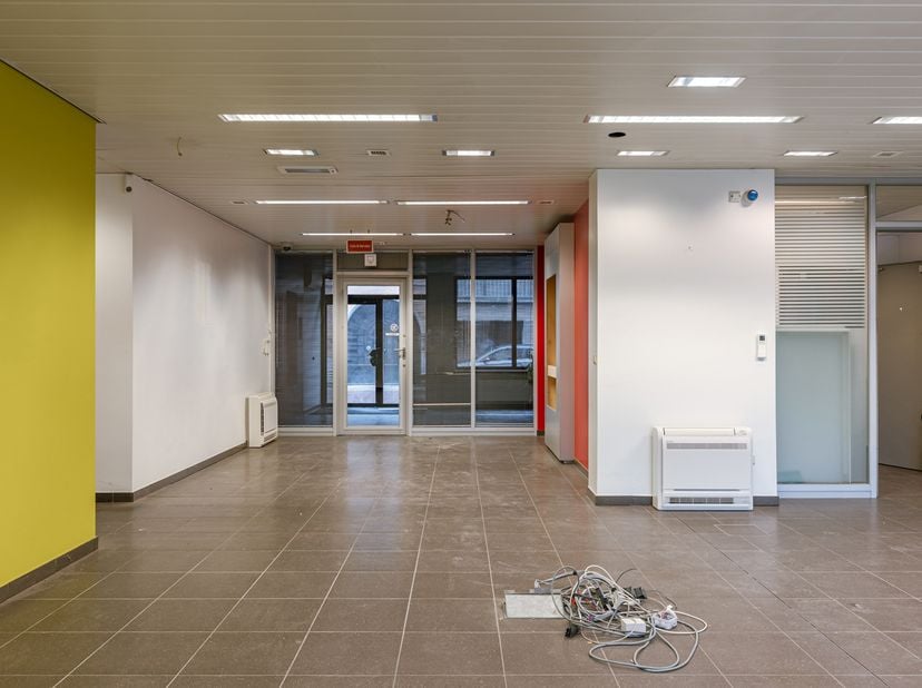 In het centrum van Lebbeke huisvest dit op te frissen handelspand met tal van mogelijkheden.<br />
- Bruikbare oppervlakte van 434m²;<br />
- AAA comm