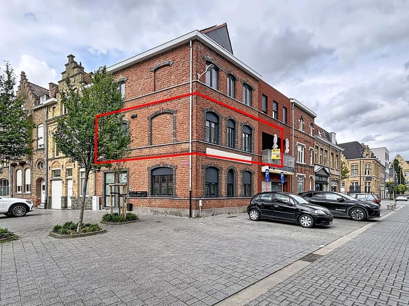 Gerenoveerd appartement op de 2e verdieping in centrum Ieper vlakbij openbaar vervoer<br />
<br />
Het appartement omvat een inkom, berging, apart t
