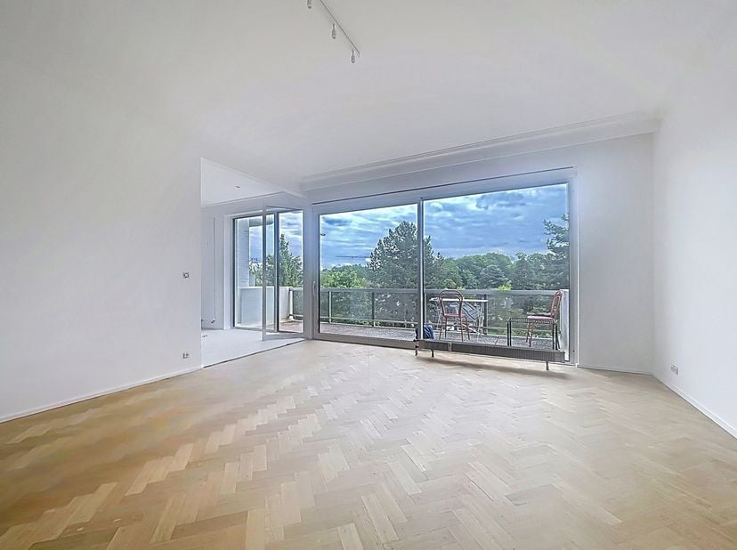 Au 5ème étage d’un immeuble de standing, typiquement « années 70 », lumineux appartement totalement rénové en 2026<br />
Terrasses avant orientée Sud