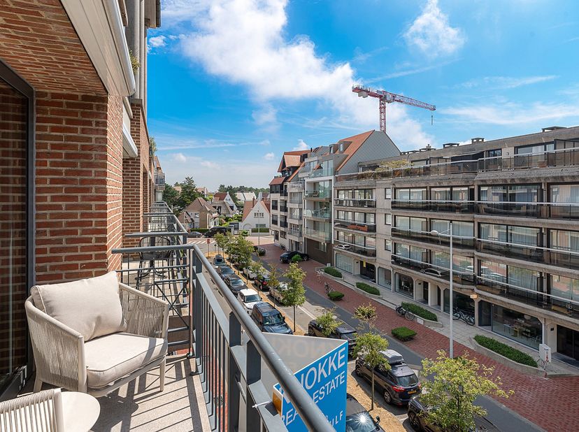 Appartement lumineux et élégamment rénové, idéalement situé sur l’avenue Van Bunnen, à quelques pas des commerces de l’avenue Dumortier et de la plage