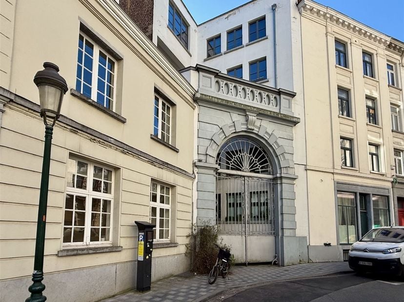 Idéalement situé à deux pas du Parc Royal, des institutions européennes, du centre-ville, ainsi que de nombreux restaurants, théâtres, commerces et tr