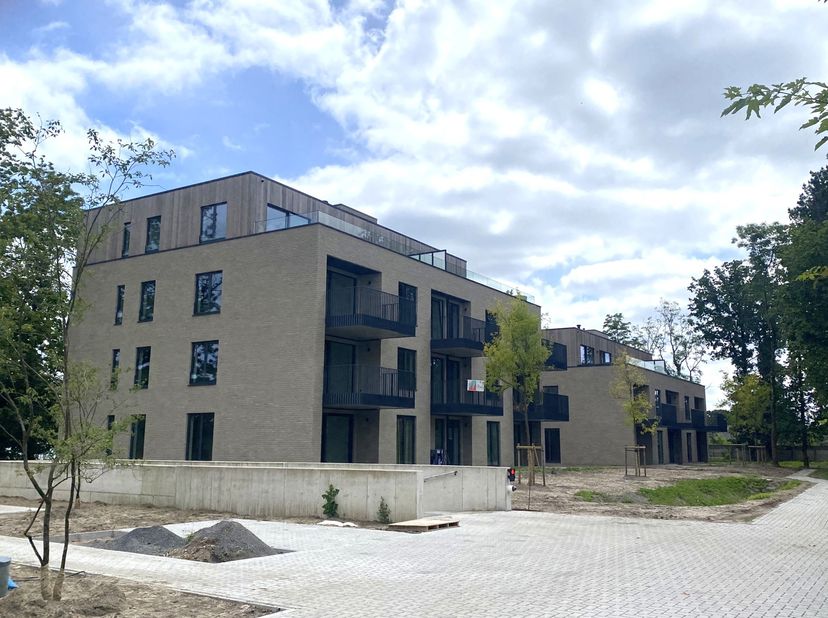 Dit prachtige nieuwbouwappartement is gelegen op een zeer gunstige locatie in Hechtel. Het appartement is telt 2 slaapkamers en is voorzien van de nie