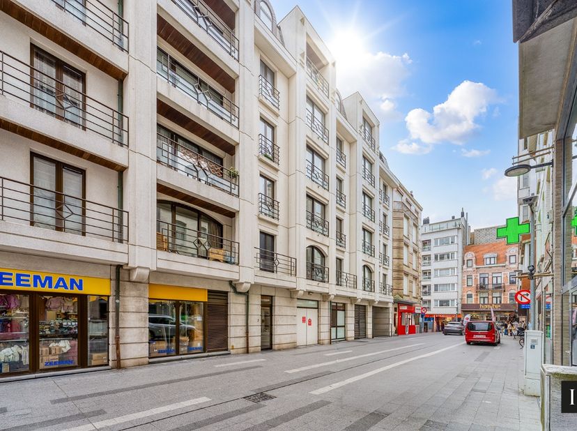 Instapklaar, volledig herschilderd en zeer ruim appartement van 96 m², gelegen in het charmante Residentie Palace, gebouwd in 2004. Dit goed onderhoud