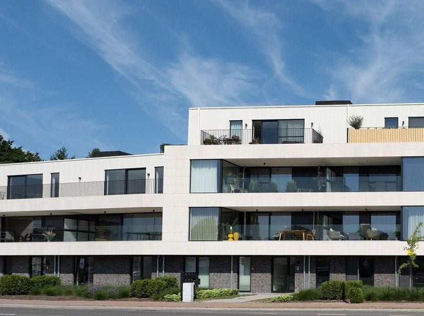 Ruim NIEUWBOUW twee slaapkamer appartement op de 1ste VERDIEPING in het centrum van Schilde!<br />
In een modern gebouw met lift bevindt zich dit appa