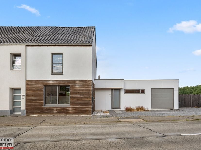 Ben je op zoek naar een prachtig gerenoveerde, instapklare halfopen bebouwing?<br />
Deze stijlvolle woning aan de Reppelsebaan combineert een uitstek