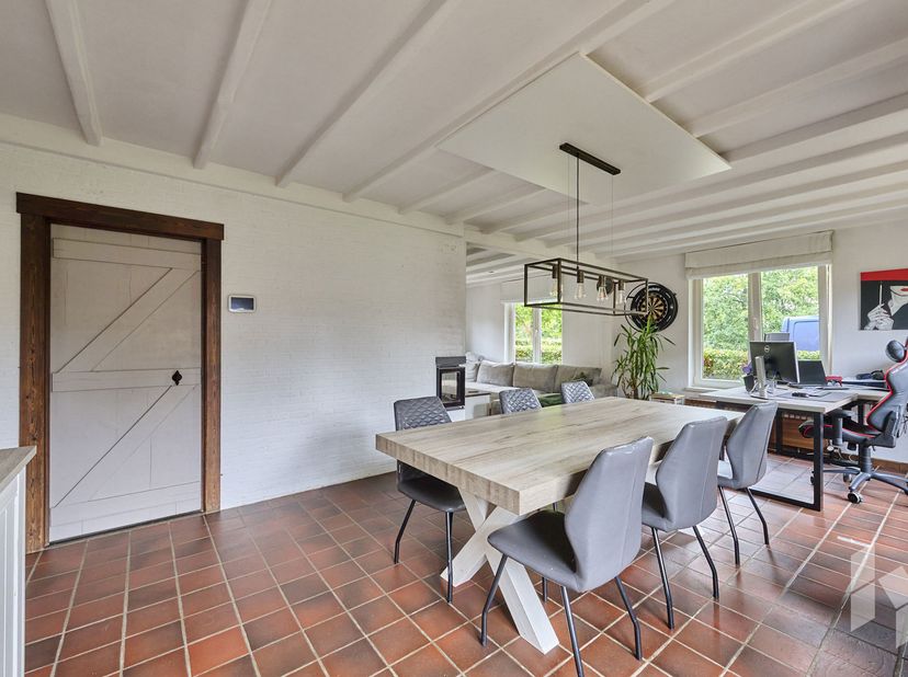 Gerenoveerde ruime woning (216m2) met 3 slaapkamers waarvan één met inloopdressing. <br />
Gelijkvloers beschikt de woning over een royale leefruimte