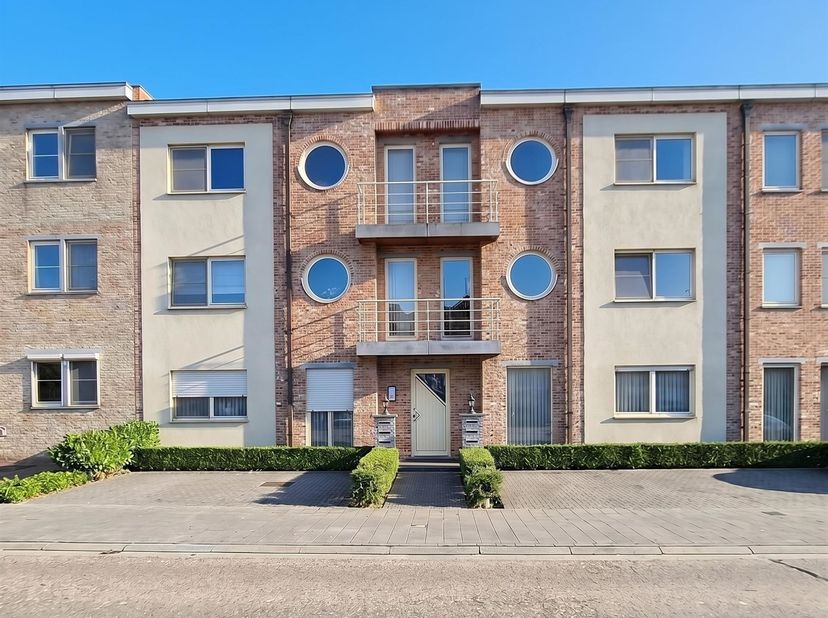 Op een toplocatie in het centrum van Heist-op-den-Berg bevindt zich dit verzorgd en lichtrijk appartement met twee slaapkamers, terras, kelderberging